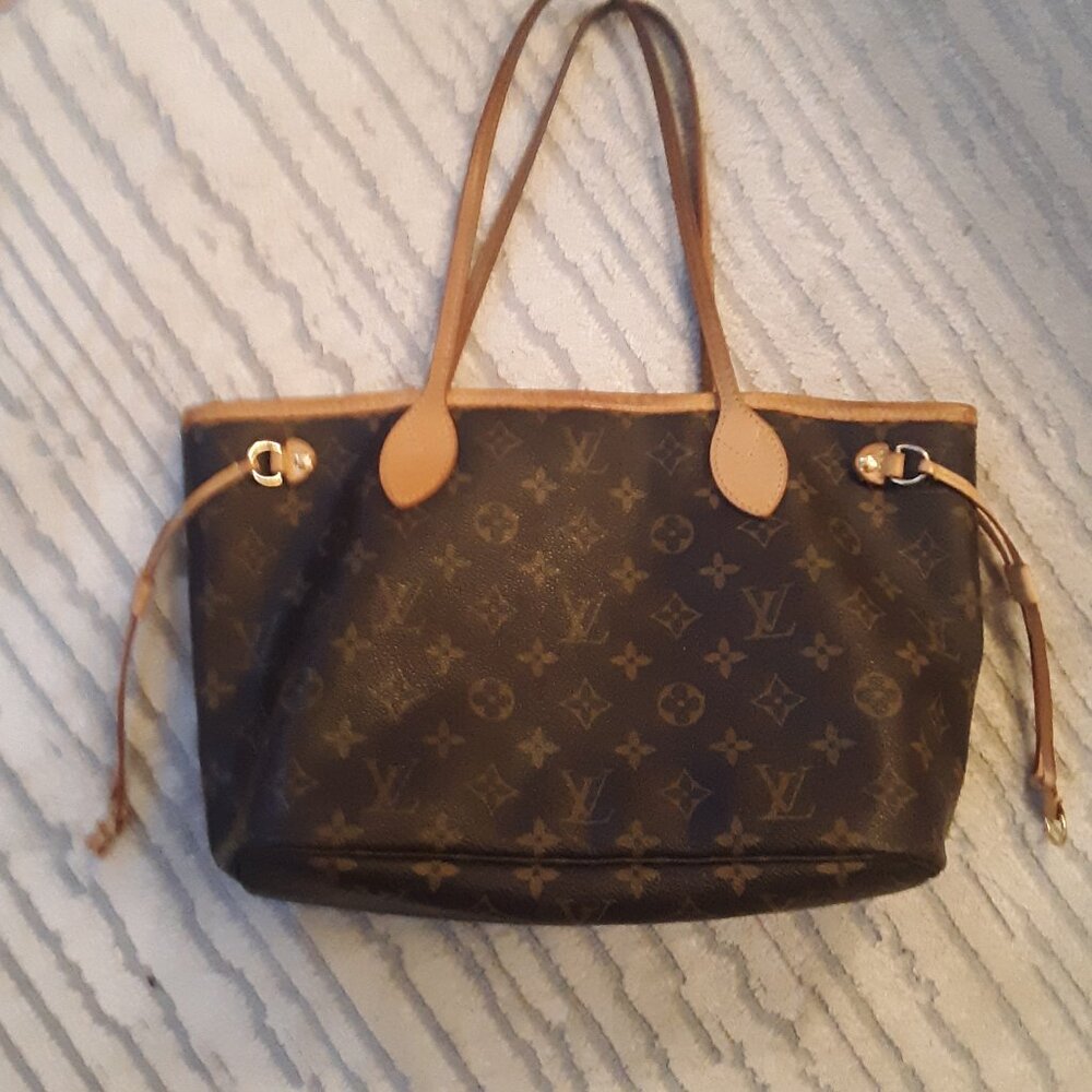 AUTHENTIC LOUIS VUITTON MEDIUM SIZED SHOULDER BAG - Picture 8 of 10
